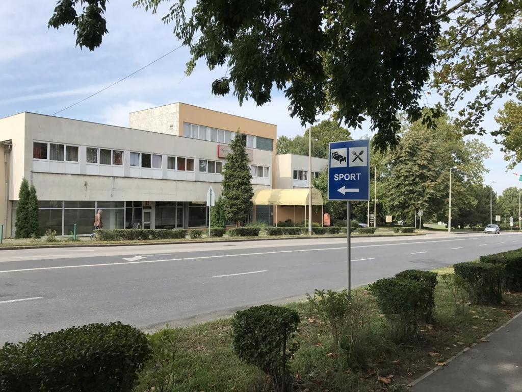 Sport Hotel Tatabánya Exteriör bild